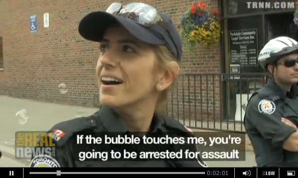 Die
                            Polizistin erschrickt ob der Grobheit des
                            Nachbarpolizisten