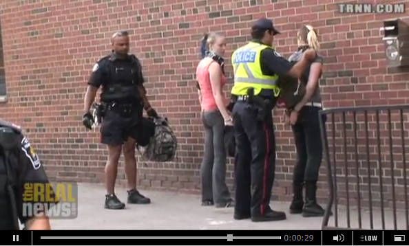 Da
                            wird die Frau "Mystery" mit
                            anderen festgenommen