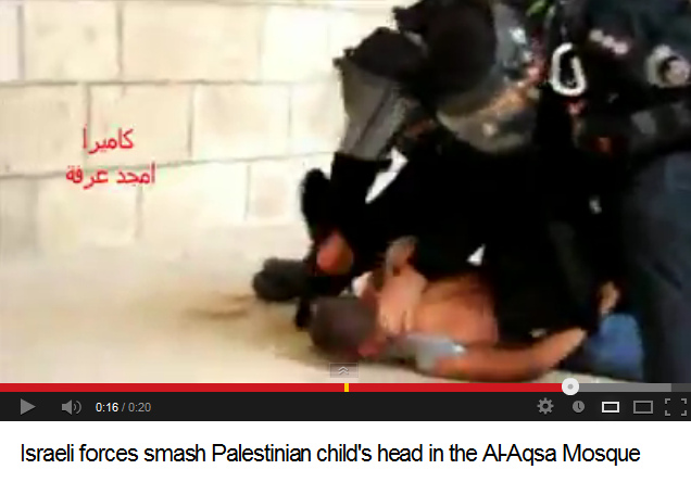 Zionistische Marsmenschen schlagen ca. 6
                    Jahre alten Bub bei der Al-Aqsa-Moschee, 5.10.2012,
                    Foto 2