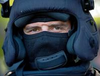 Marsmenschen-Polizist eines
                    Sondereinsatzkommandos (SEK) in Deutschland mit
                    Vermummung