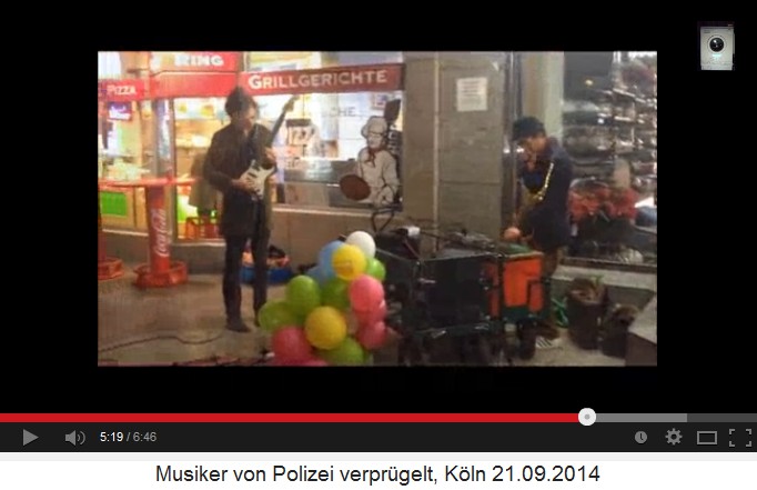 Musikergruppe am sp�ten Abend in
                              K�ln 04 mit Saxophon und E-Gitarre am
                              sp�ten Abend