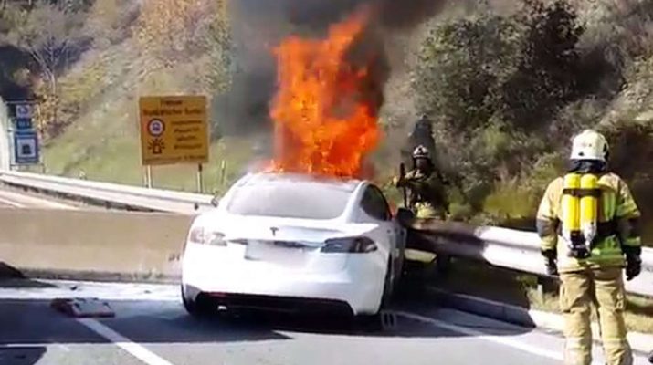 �sterreich: Tesla brennt nach Unfall und l�sst sich
                kaum l�schen - Meldung vom 19.10.2017
