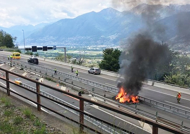 Tesla entzndet sich auf Autobahn A2
                  im Tessin, 16.Mai 2018
