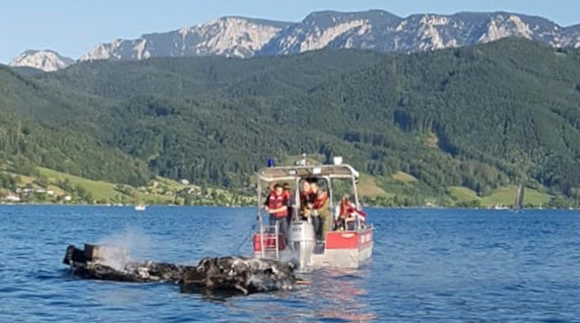 �sterreich Attersee, ein E-Boot ist
                  abgebrannt, 28.6.2019