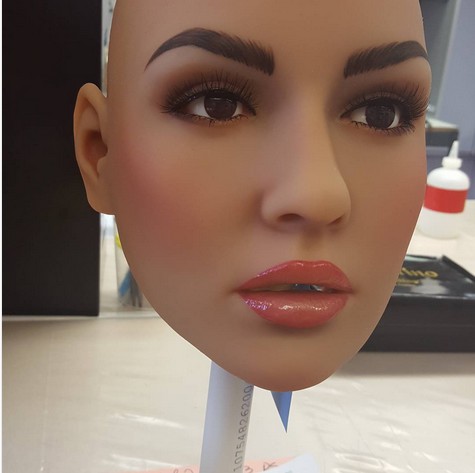 Intelligenter
Sexroboter in Frauenform der Firma RealDoll,
die Maske mit dem Gesicht kann man aussuchen Intelligenter Sexroboter in Frauenform
der Firma RealDoll, die Maske mit dem Gesicht
kann man aussuchen