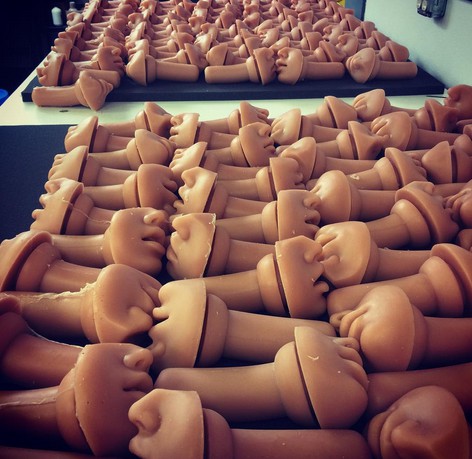 Intelligenter
Sexroboter in Frauenform der Firma RealDoll,
die rohen Gesichter, noch nicht angemalt Intelligenter Sexroboter in Frauenform
der Firma RealDoll, die rohen Gesichter, noch
nicht angemalt