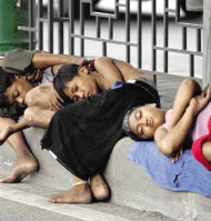 ... los
                      ni�os duermen, porque es aburrido y no sirve para
                      nada lo que habla un charlat�n.