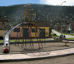 Doppelrutschbahn in Form einer farbigen
                        Globus-Skulptur 02, Ayacucho, Avenida
                        Prolongacin de la Libertad, Peru