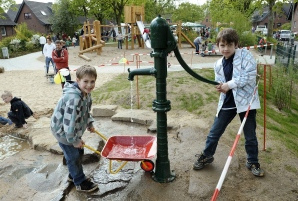 Water 04: a water pump
                            in an old style on the playground of
                            L�becker Weg ("Luebeck Path") in
                            Krefeld-Uerdingen in Germany