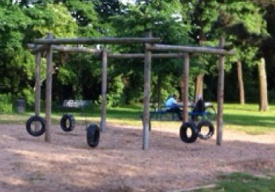 Vertical tire swing 05:
                            hexagon tire swing with woodchip ground in
                            the green belt of Cologne, Germany