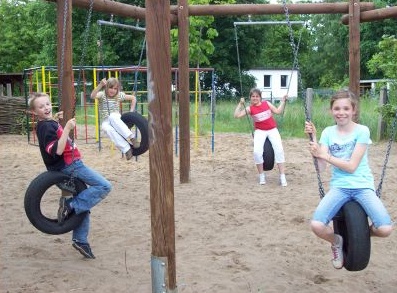 Vertical tire swing 07: hexagon swing
                            on sand in day nursery in Neustadt (Dosse),
                            Saxony-Anhalt, Germany