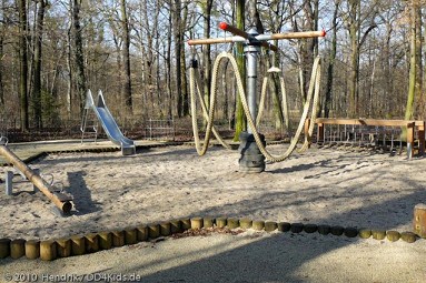 Big roundabout 03 with ropes in the
                              Great Garden (Grosser Garten) at Stueber
                              Avenue in Dresden
