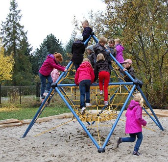 Climbing 07: climbing pyramid made of
                              metal and ropes, Bernau near Berlin,
                              Germany