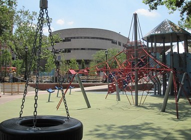 Climbing 8: climbing pyramid only
                              made of metal in Hester Street in New York
                              in criminal "USA"