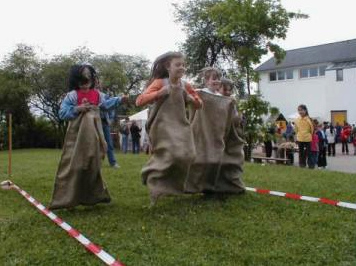 Playground party 23,
                            sack race at primary school of
                            Wittlich-Bombogen, region of Trier, Germany