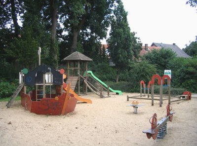 Parque infantil
                              para nios de 2 a 6 aos con instalaciones
                              para trepar, con un barco con un tobogn,
                              con otro tobogn, con un cajn de arena, y
                              con balancines de muelle, en la calle
                              Wilhelm Busch en Ibbenbueren, Renania del
                              Norte-Westfalia, Alemania