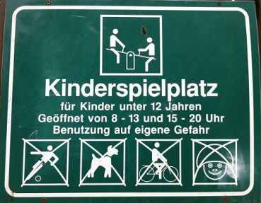 Placa de un parque infantil 01 con
                            logotipos en la localidad de Bodman cerca de
                            Ueberlingen en el sur de Alemania