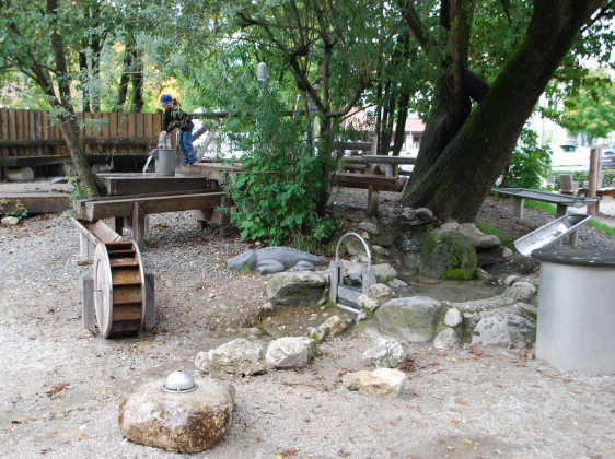 Aguas
                              08: el parque infantil de aguas en
                              Frasdorf en Baviera, Alemania, con
                              canales, con una rueda de molino y con
                              compuertas de canales