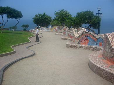 Fantasa 05: banco en forma de olas
                              con maicos en el parque de los enamorados
                              en Lima-Miraflores en el Per