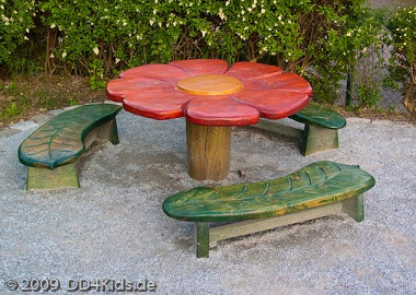 Fantas�a 08: tresillo
                            con una mesa en la forma de un flor y los
                            bancos en la forma de ojas, en el distrito
                            de Altmockritz de Dresden, Alemania