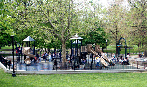Parque infantil
                                  Tadpole en la sombra de rboles
                                  grandes en Boston en los Estados
                                  Estpidos criminales