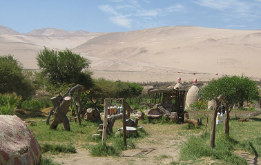 Parque infantil sin
                            �rboles grandes en la granja de Hari Krishna
                            "Eco Truly" en el valle Lluta
                            cerca de Arica en Chile. El desierto da sus
                            saludos...