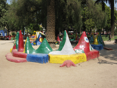 Proteccin de
                                  rboles 02: banco en forma de una
                                  serpiente de volcanes alrededor de una
                                  palmera en la plaza Brasil en Santiago
                                  de Chile