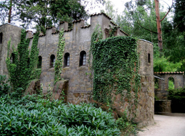 Bosque de cuentos en Ibbenbueren 03,
                            una casa de cuento como un castillo