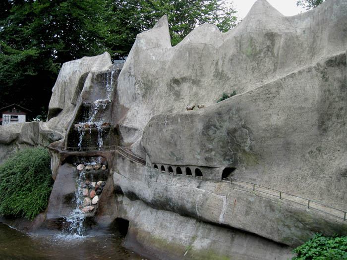 Bosque de cuentos en Ibbenbueren 07,
                              una roca con una galer�a y una catarata da
                              un ambiente como en una barranca