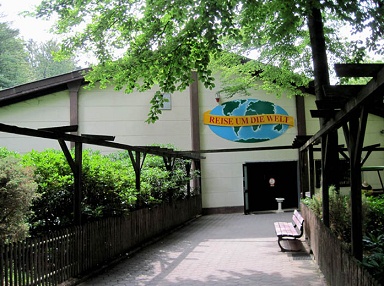 Tren de temas en Ibbenbueren 01, la
                            entrada para un "viaje alrededor del
                            mundo" ("Reise um die Welt")