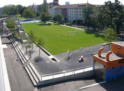 Parque infantil en secciones con
                                los campos y los juegos, parque
                                Dreirosen ("Tres Rosas") en
                                Basilea, Suiza