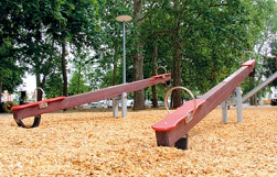 Balanc�n 02 en madera con
                                amortiguaciones de caucho en un suelo de
                                serraduras, parque Claramatte
                                ("pasto de Clara"), Basilea