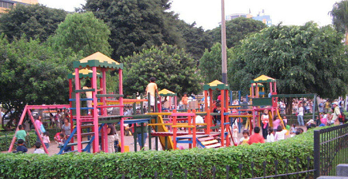 Parque infantil de castillos en el
                                parque Kennedy en Lima-Miraflores en el
                                Per (en el ao 2008 apr.)