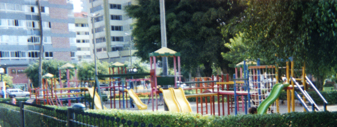 Parque infantil de castillos en el
                              parque Kennedy en Lima-Miraflores en el
                              Per� (en el a�o 2008 apr.)