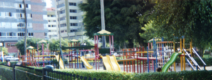 Parque infantil de castillos en el
                              parque Kennedy en Lima-Miraflores en el
                              Per (en el ao 2008 apr.)