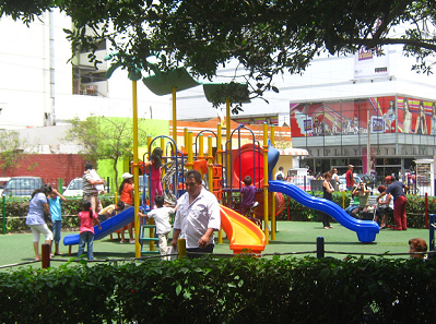 Parque infantil con un castillo
                              infantil y con un csped artificial 02 en
                              el parque Kennedy en Lima-Miraflores
                              (instalado en 2010 apr.)