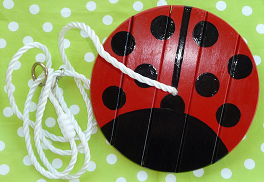 Columpio de plato 03
                            con un dise�o de una mariquita, pintado a
                            mano, sin localidad