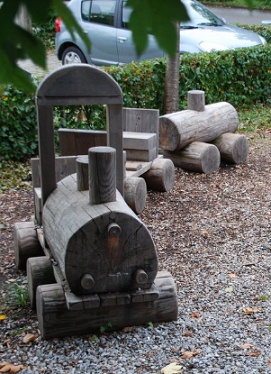 Tren de madera en un parque infantil
                              de Frasdorf en Baviera, Alemania