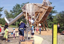 Vista de atr�s del
                              tobog�n de t�nel con un fin de pico,
                              parque San Juan
                              ("St.-Johann-Park"), Basilea