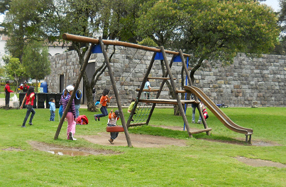Tobogn con un acceso de trepa y
                                con columpios al lado, parque Ejido en
                                Quito, Ecuador