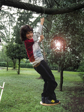 Columpio de plato 03
                              con un ni�o de manera parada, apr. 9 a�os