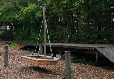 Barco pequeo
                              oscilante en un parque infantil de
                              Frasdorf, Baviera, Alemania