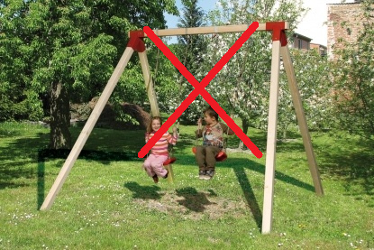 Columpio negativo 01 con dos
                              columpios demasiado altos, los ni�os
                              "cuelgan en el aire", empresa
                              Weka juegos