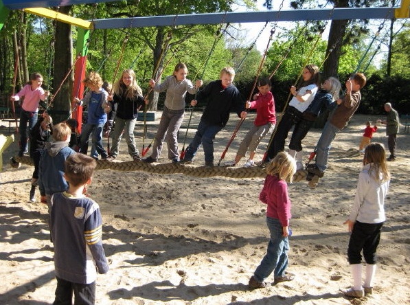 Columpio largo 01 con
                              una cuerda gruesa con muchas cuerdas
                              medias, con un piso de arena, cerca del
                              parque de animales de Hagenbeck en
                              Hamburgo, Alemania