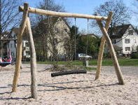 Columpio
                              largo 03 con un tronco de madera con
                              cuerdas medias, con un piso de arena, en
                              Hebsacker en la regin de Emsland,
                              Alemania