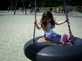 Columpio de neum�tico
                              19 con un piso de madera, Estados
                              Criminales con sus guerras sin fin