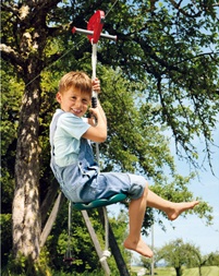 Columpio de plato
                              como telef�rico 01 con un ni�o de apr. 8
                              a�os, empresa Livipur