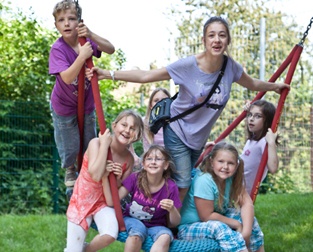 Columpio de nido de
                          p�jaro 02 lleno de chicas, Munich, Alemania