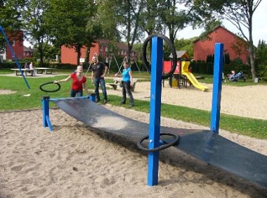 Lanzar neum�ticos
                                  01 de bicicleta a un armaz�n en el
                                  parque infantil "Ecki" del
                                  distrito de Lurup en Hamburgo
