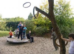 Lanzar neumticos
                                  02 de bicicleta a un rbol en el
                                  parque infantil "Ecki" del
                                  distrito de Lurup en Hamburgo